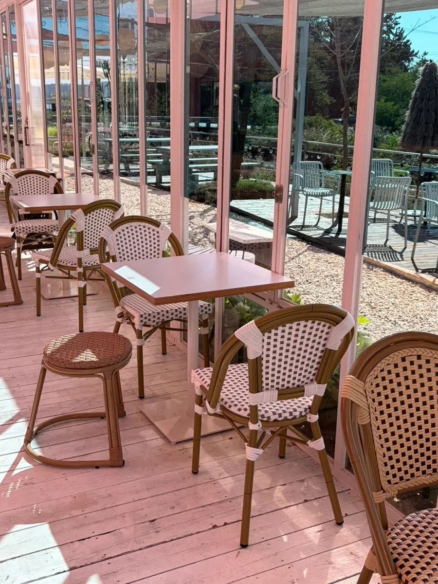 Café interior blending pink color and plants