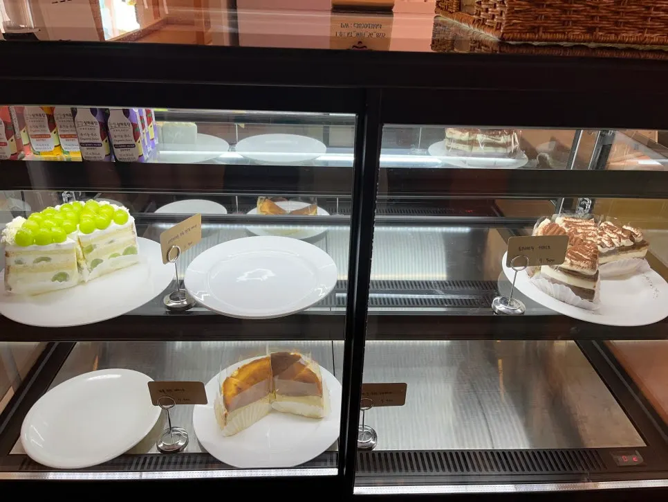 Cream cheese station for bagel purchases