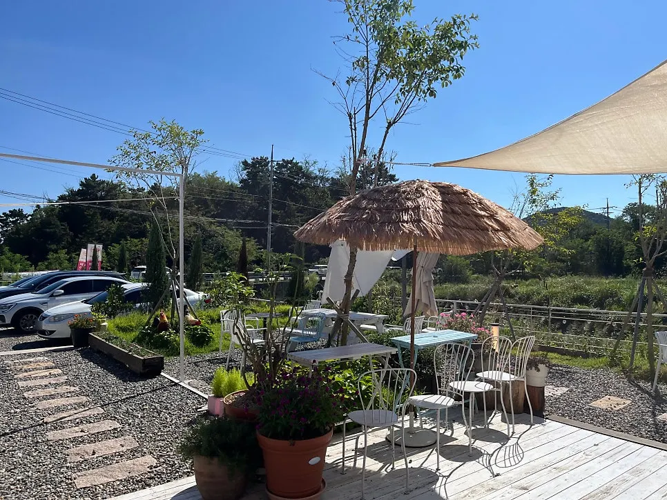 Outdoor seating behind Pink Wall Cafe