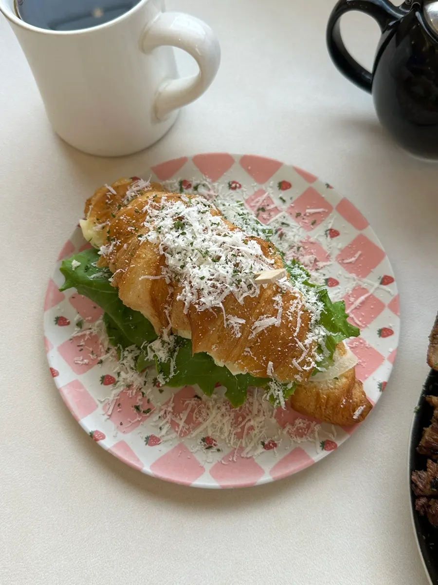 테이블에 차려진 통삼겹 스테이크와 샌드위치 한상