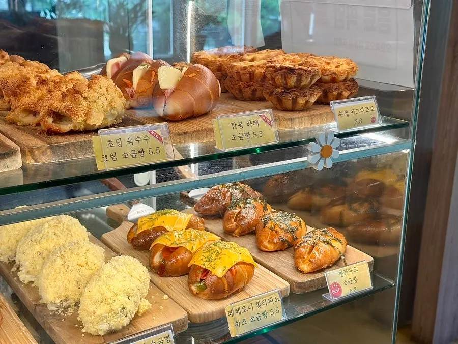 피노카페 디저트 빵 진열대