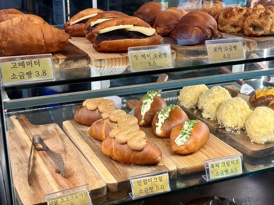 피노카페 소금빵 종류 진열