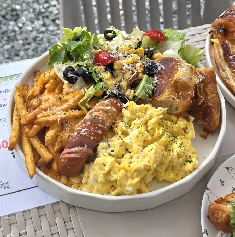 스크램블과 소시지, 감자튀김이 담긴 스페셜 런치