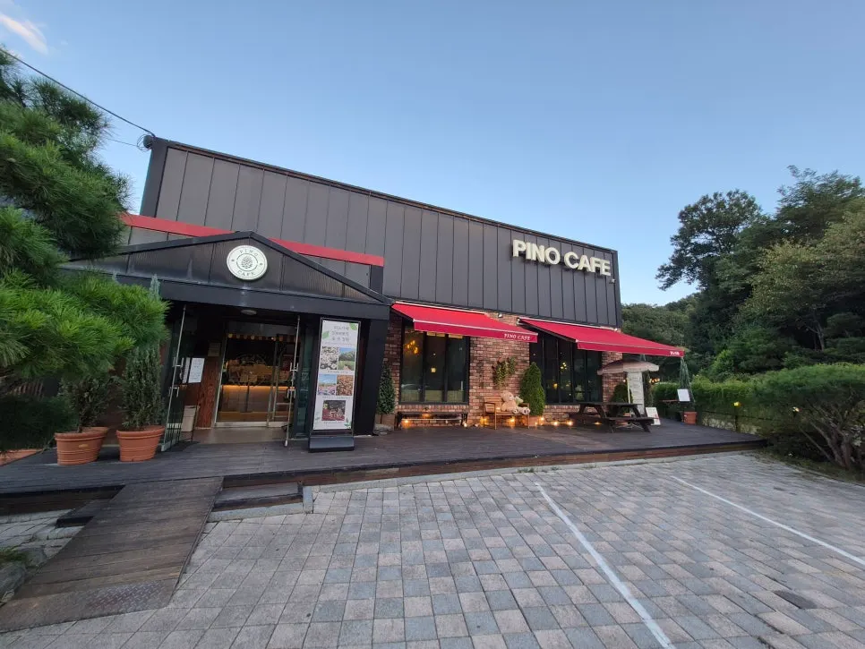 ピノカフェ天安の外観と駐車場の全景