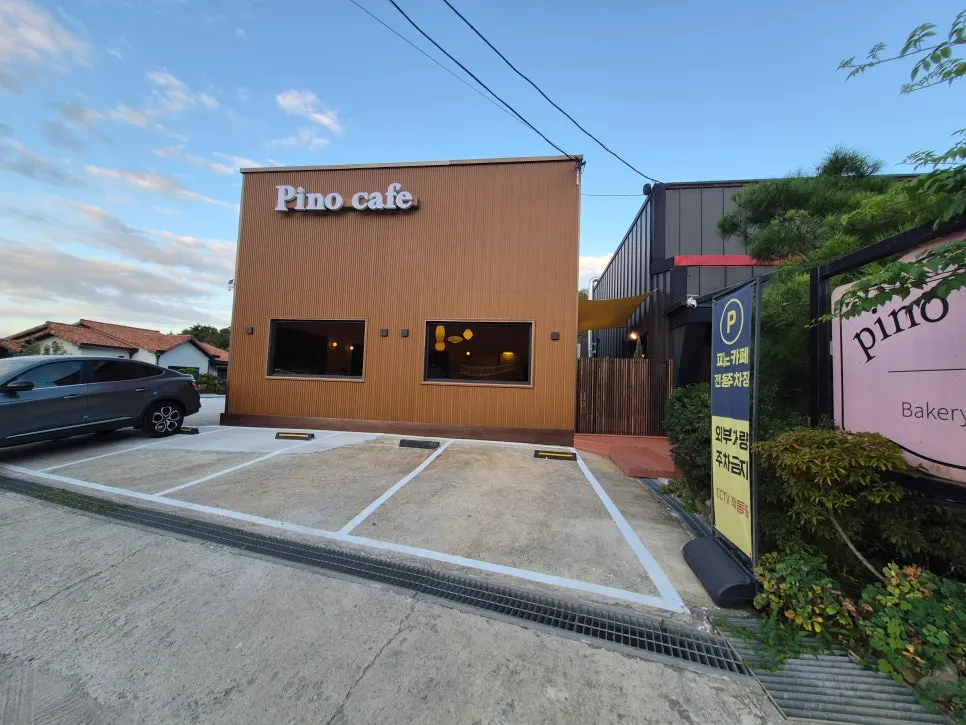 ピノカフェ店舗横の広い駐車スペース