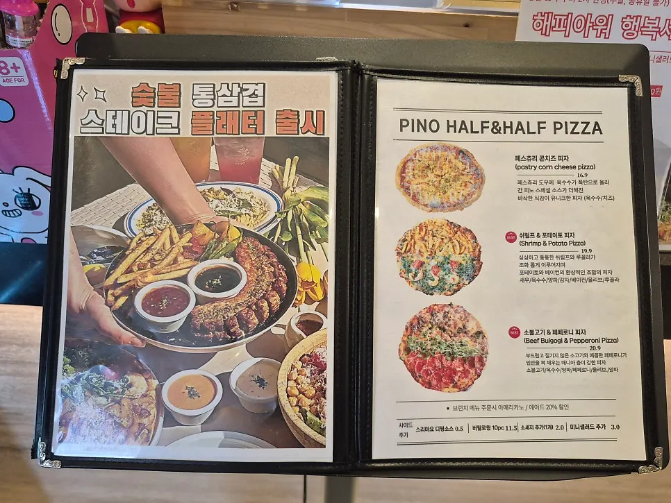 サンドイッチと飲み物が書かれたメニュー表