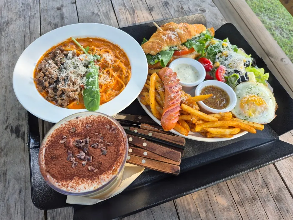 食事と庭園散歩を終えたピノカフェの風景