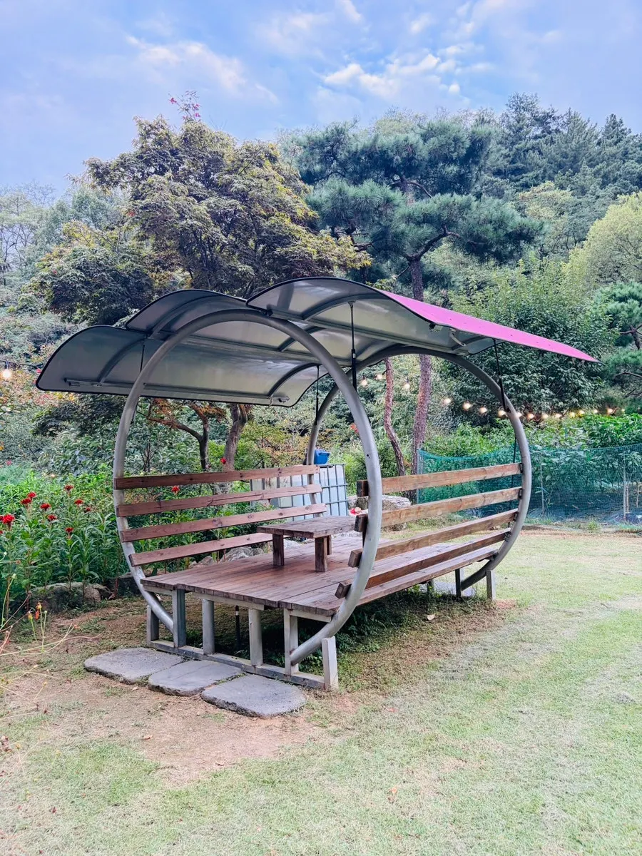 Pino Cafe garden connecting to the Taehaksan scenery