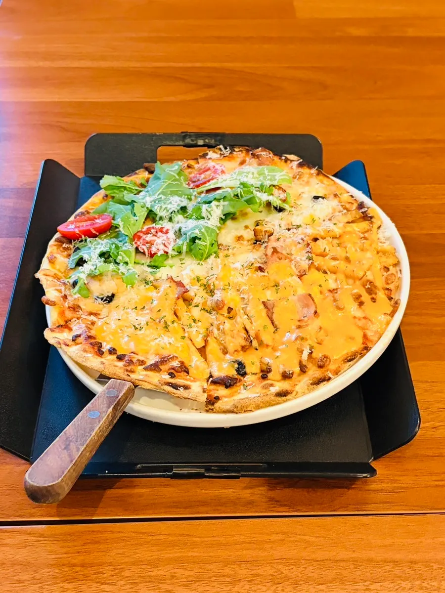 Shrimp and potato bacon half-and-half pizza