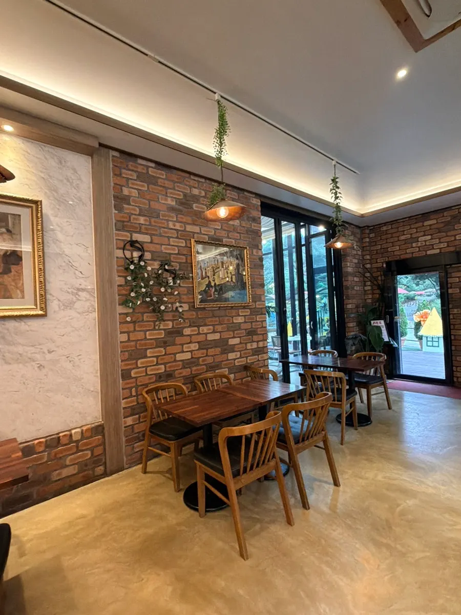 Pino Cafe's garden, great for a Cheonan-area outing