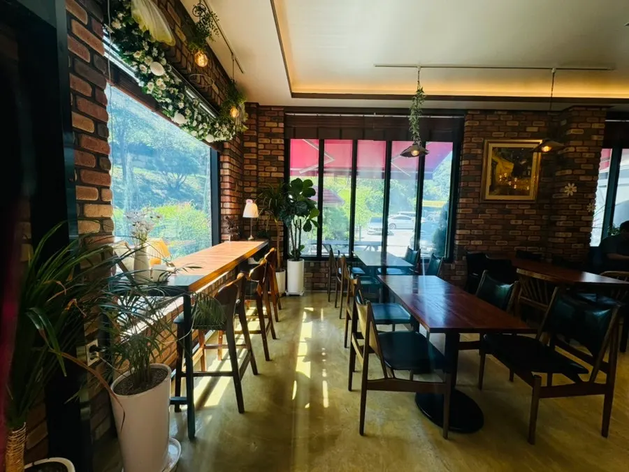 피노카페 본관 내부 여유로운 공간