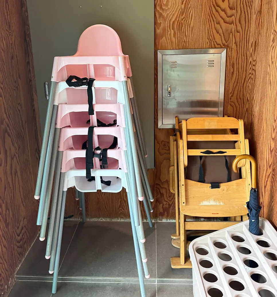 Table with baby chairs ready in the Pino Cafe annex