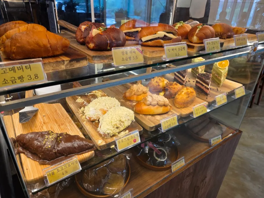 Pino Cafe dessert display case