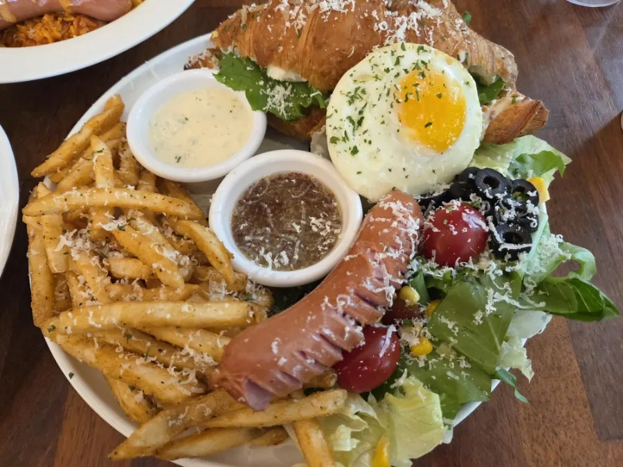 Pino Cafe croissant sandwich set