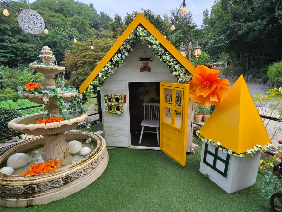 Pino Cafe summer outdoor photo zone decorations