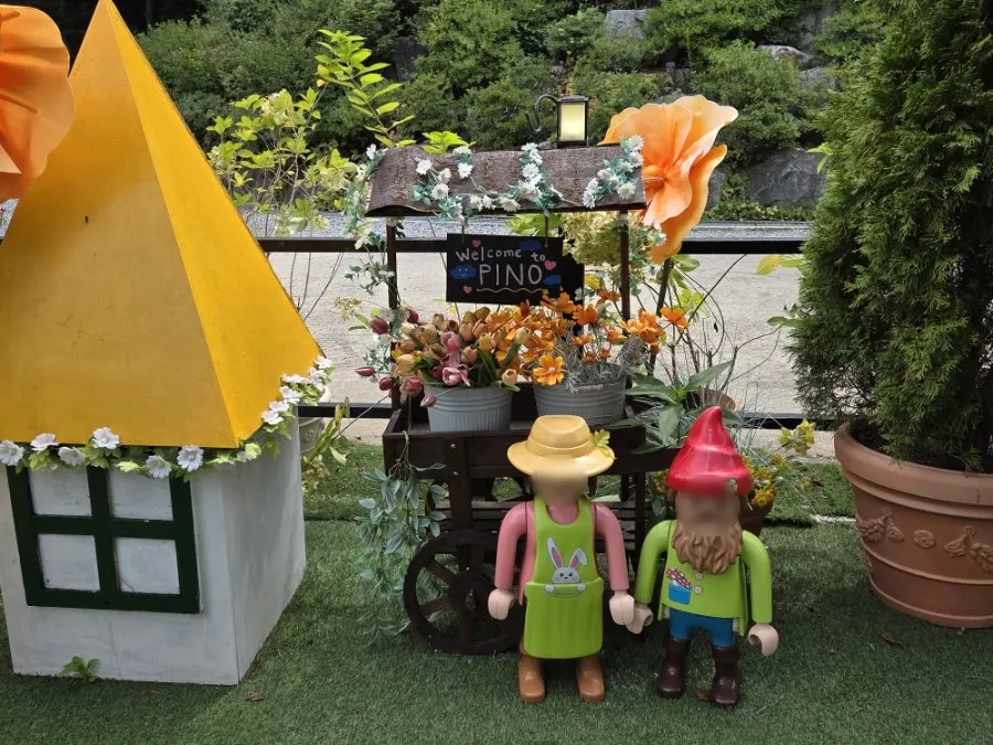 Pino Cafe garden photo zone scenery