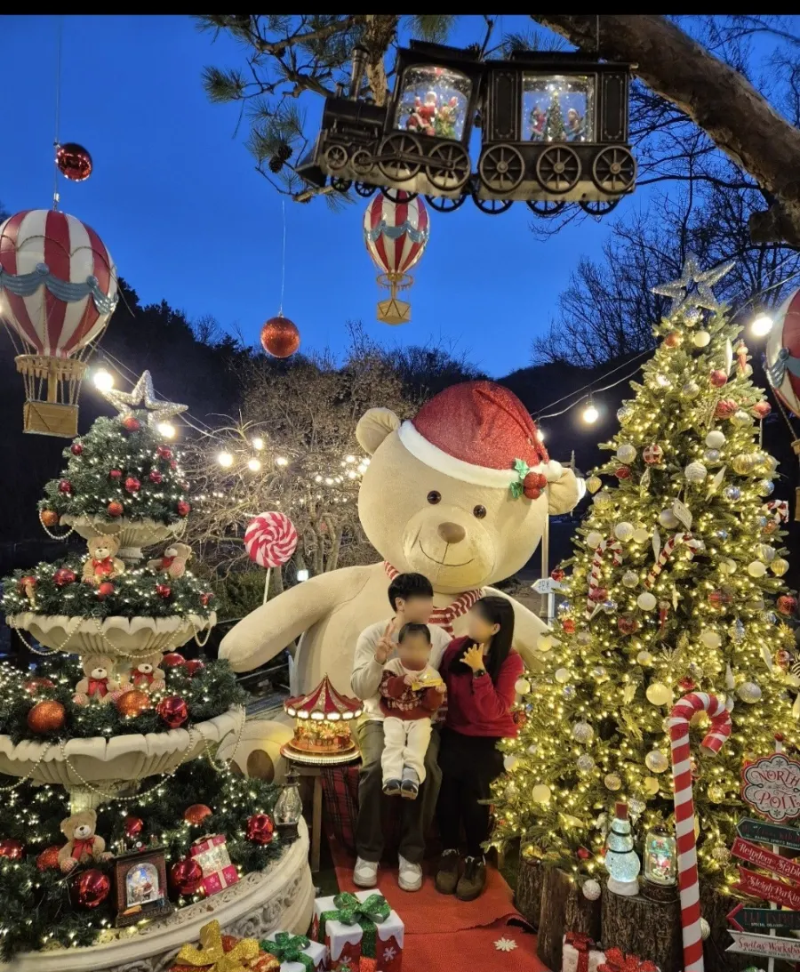 Pino Cafe at night during a past Christmas season