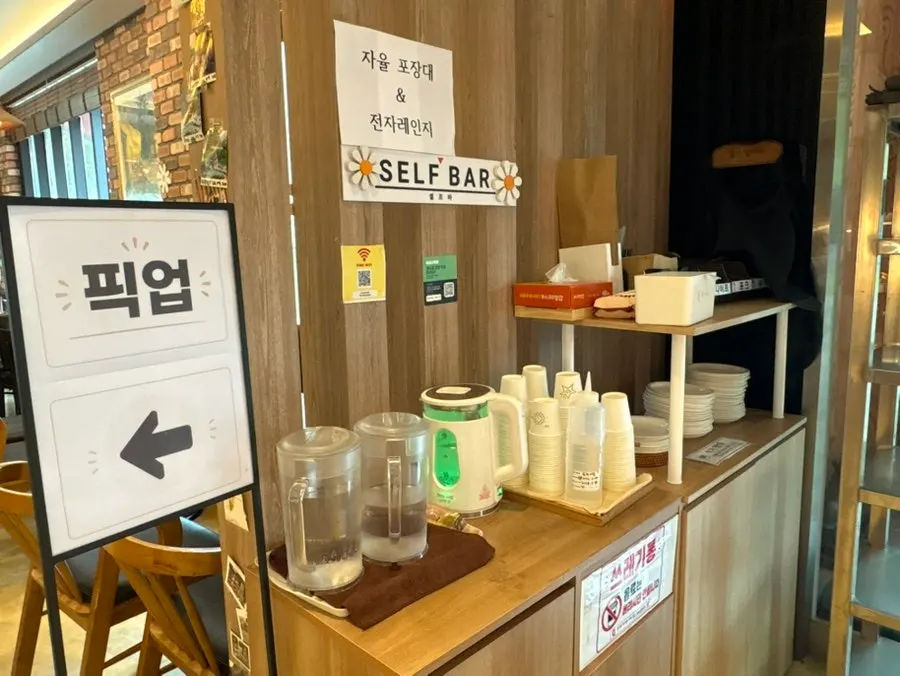 Pino Cafe self-service packing station
