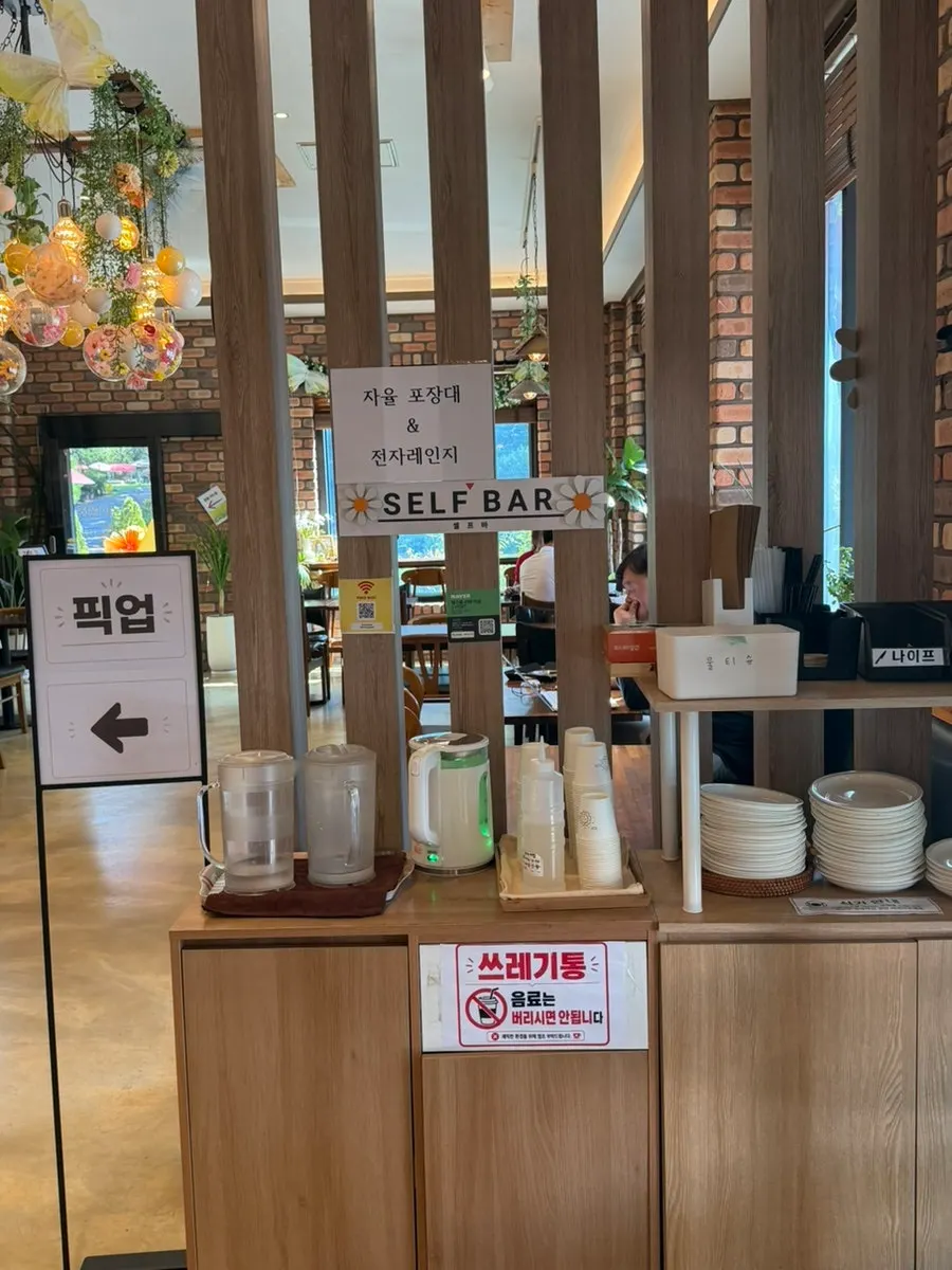 Sales corner with tea samples and bubbles