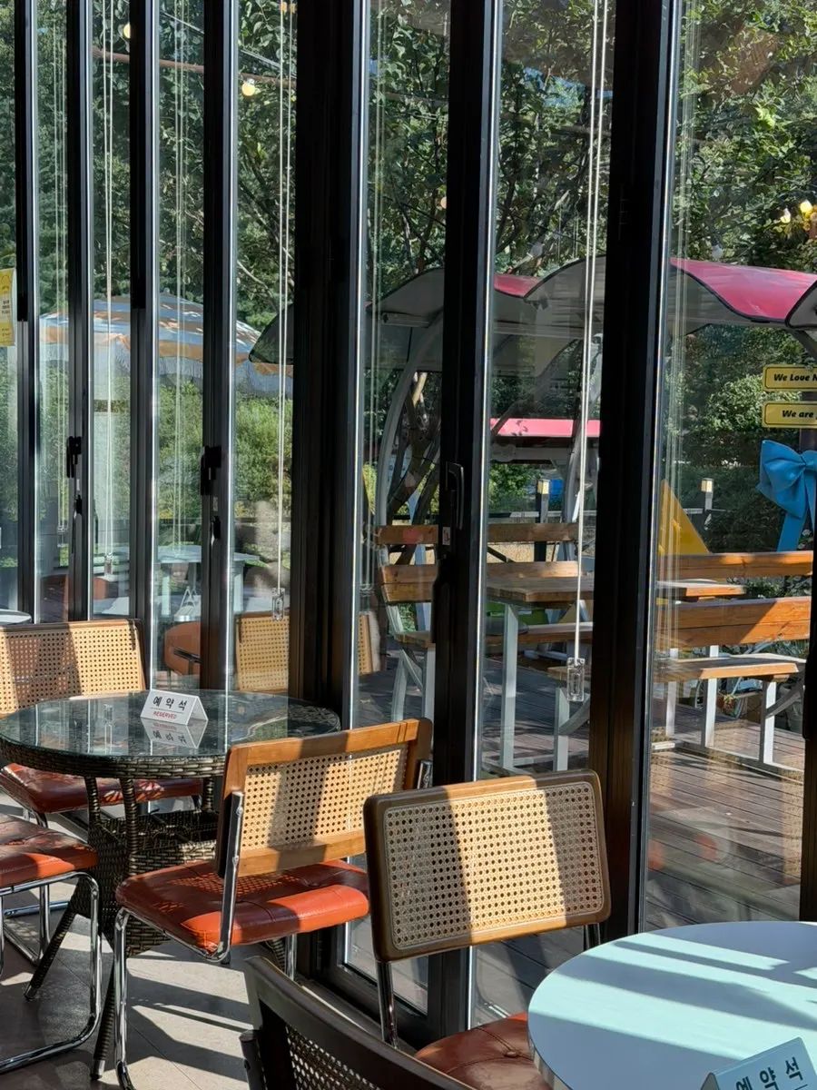 Pino Cafe interior with a mirror zone