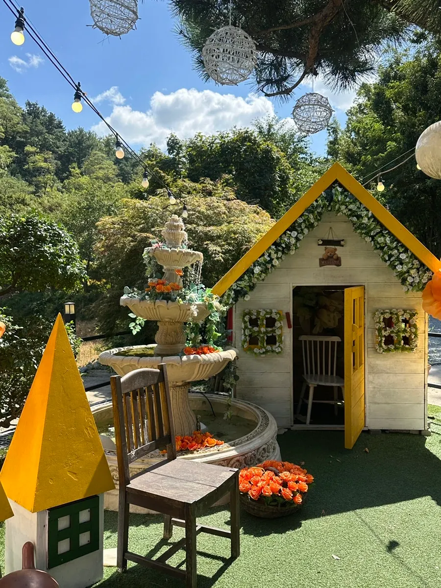 View of Pino Cafe's 3,000-pyeong garden