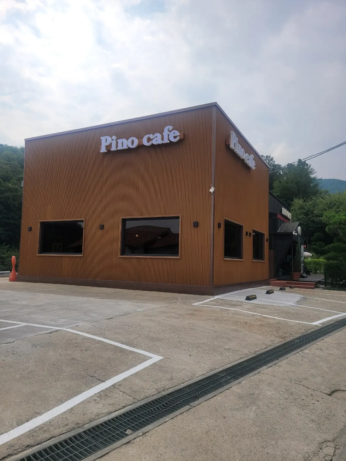 Exterior of Pino Cafe Cheonan near the entrance to Taehaksan Recreational Forest