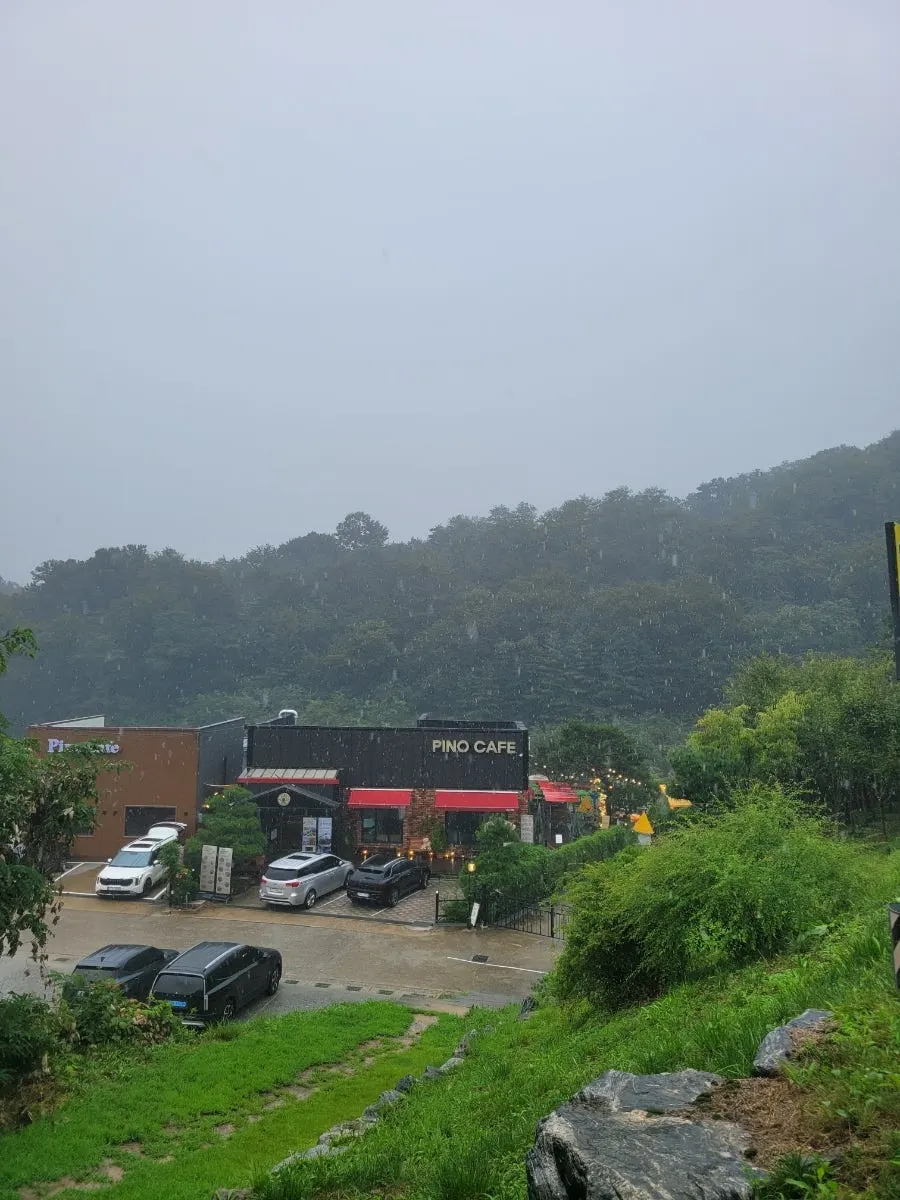 View of Pino Cafe seen from the direction of Taehaksan
