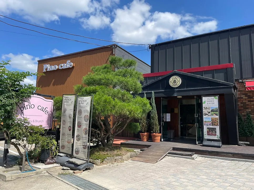 Pino Cafe's business hours signage