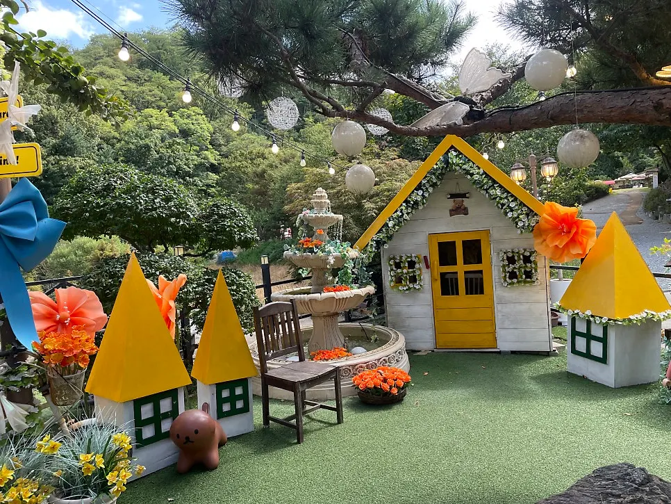 Pino Cafe's roughly 3,000-pyeong outdoor garden