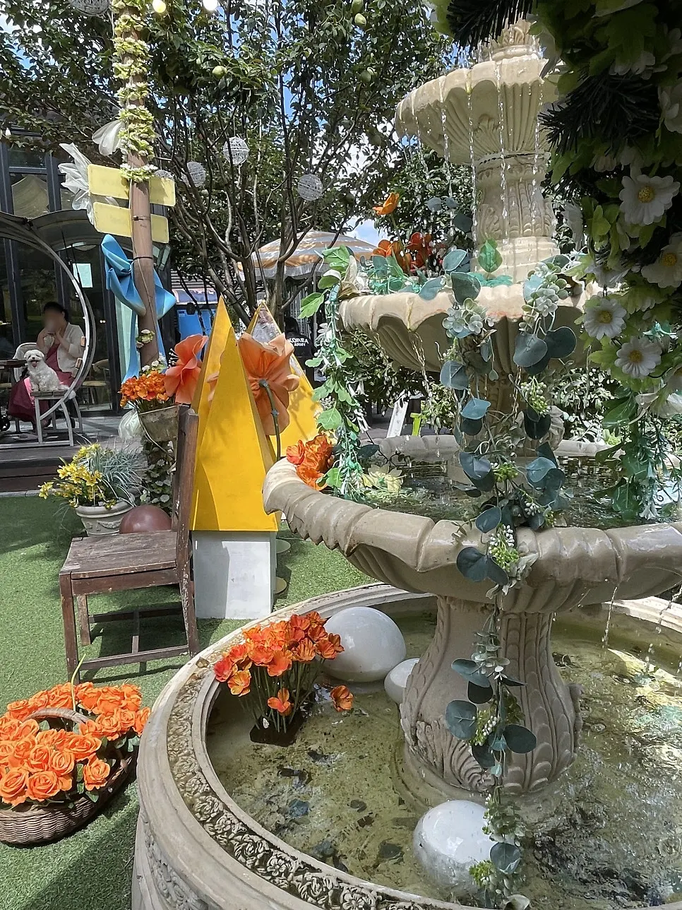 Seasonal scenery in Pino Cafe's outdoor garden