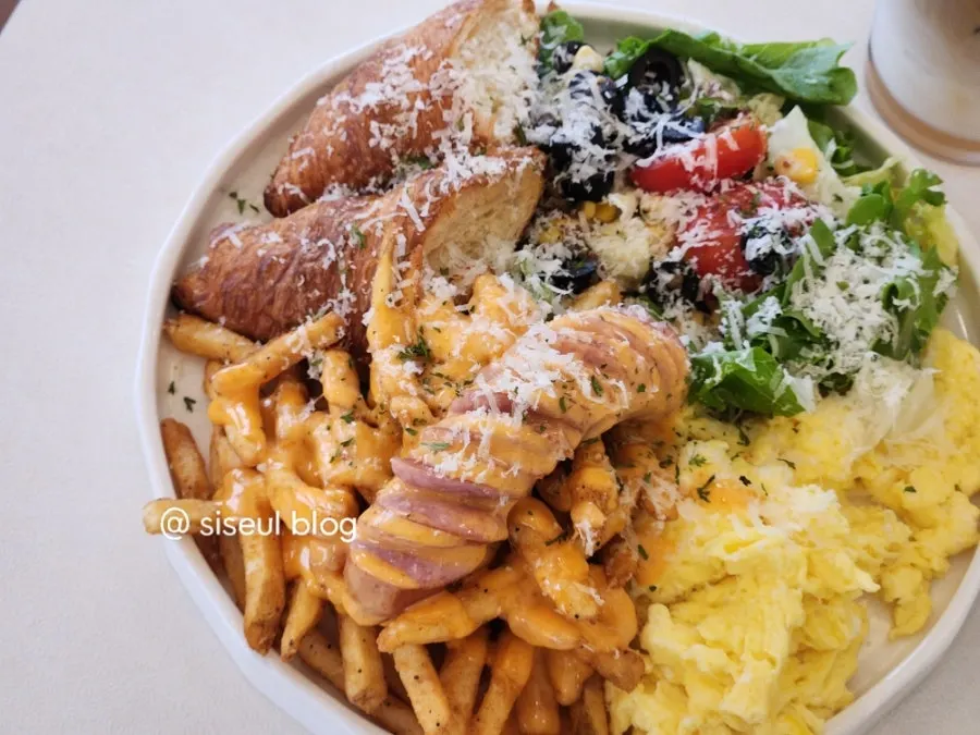 Seasonal salad and scrambled eggs from the special lunch