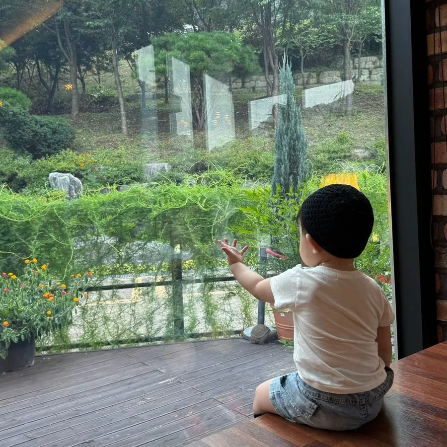 통창으로 정원이 보이는 본관 자리