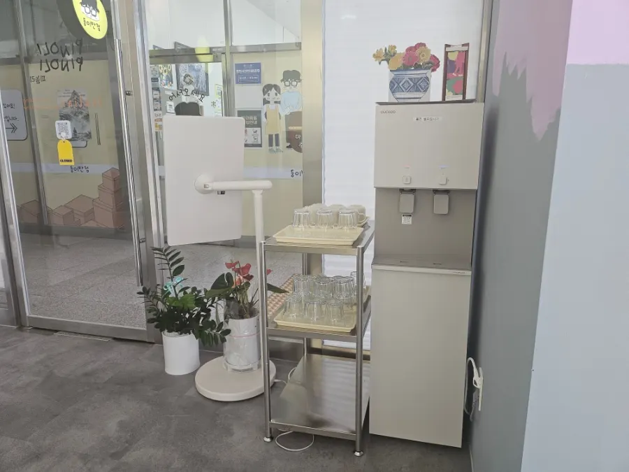 크래커에 올린 트러플버터와 잼