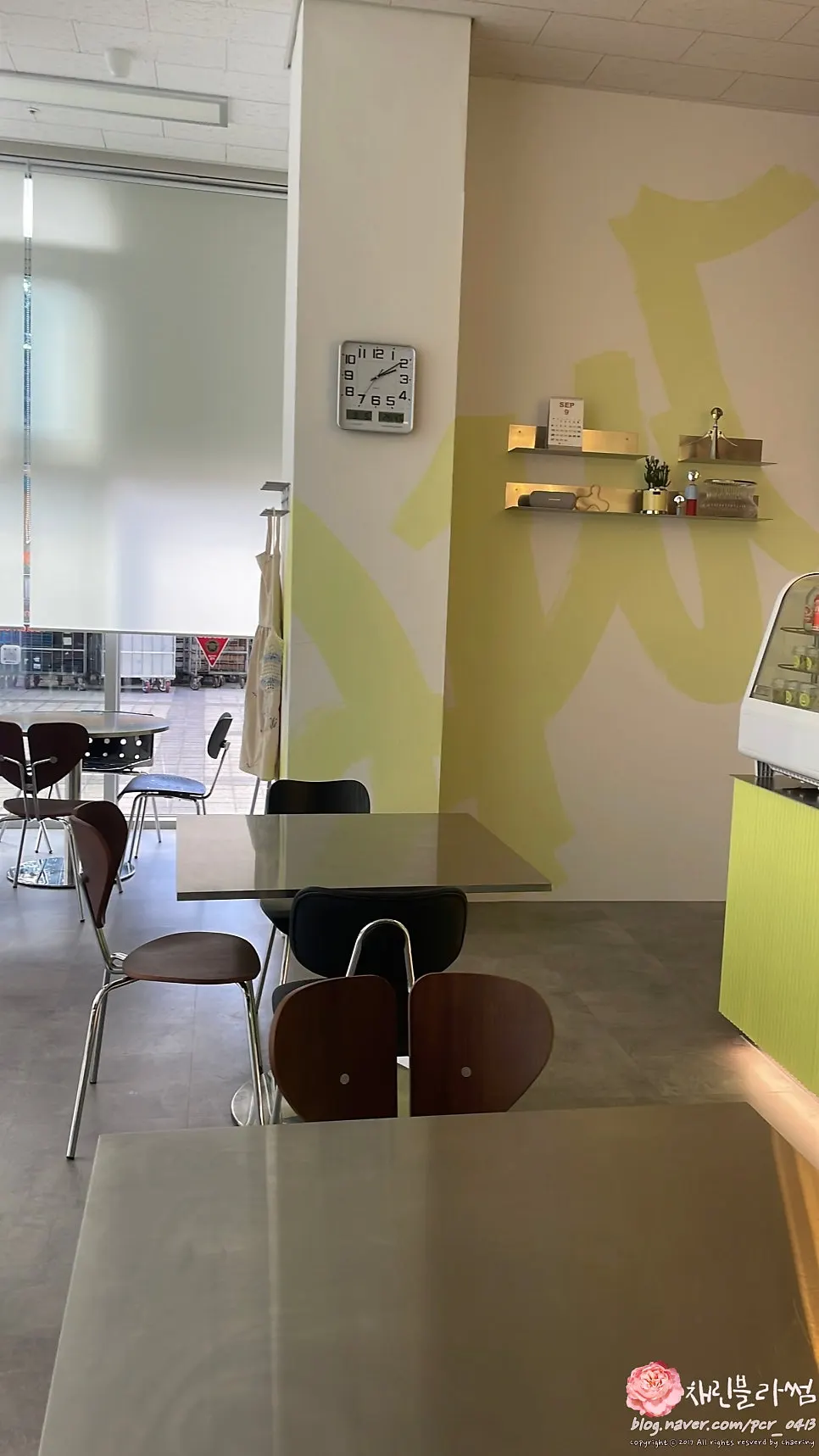 Table seating layout at Pinoli