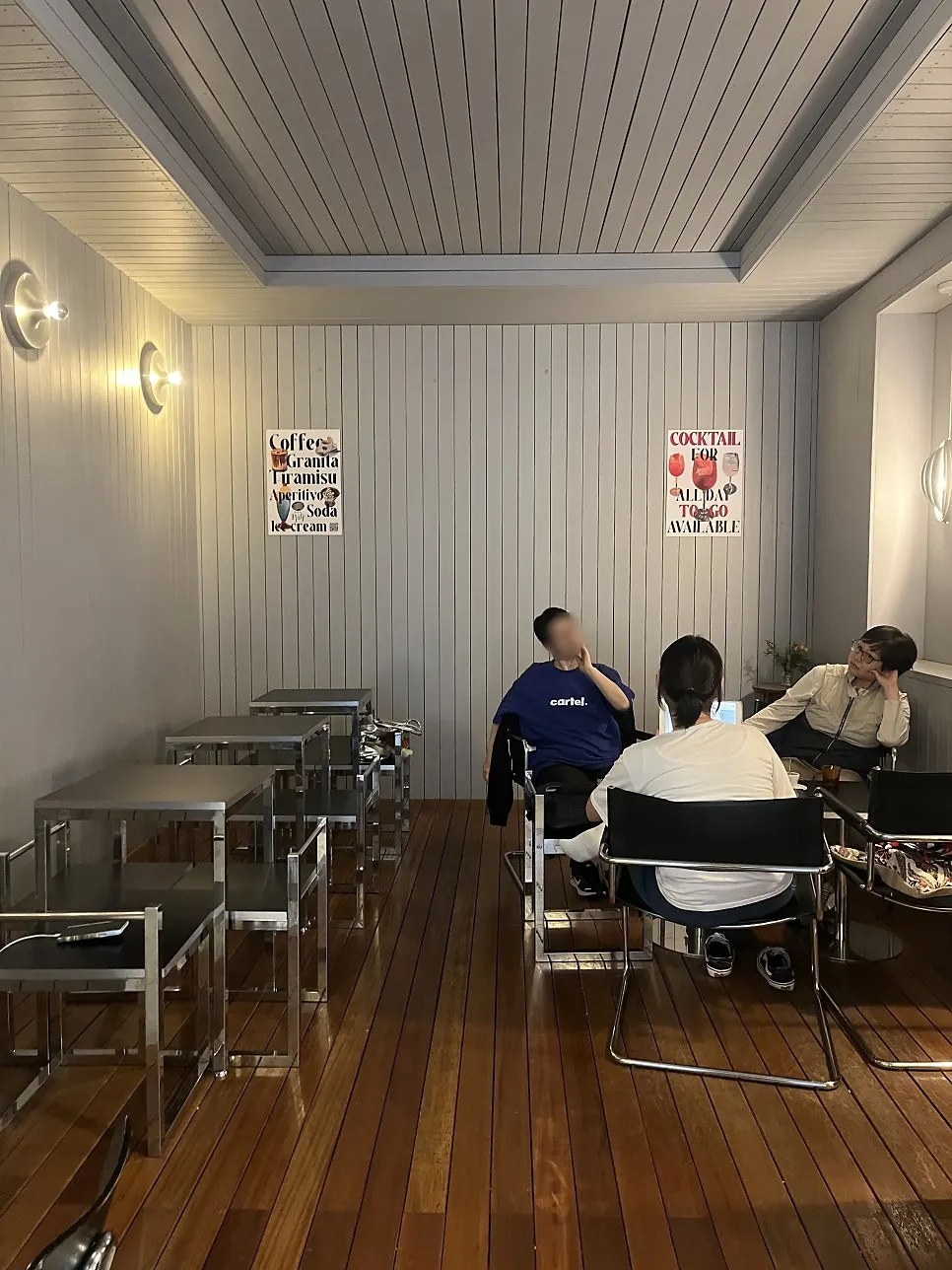 그레이 루버 벽체와 원목 바닥 공간
