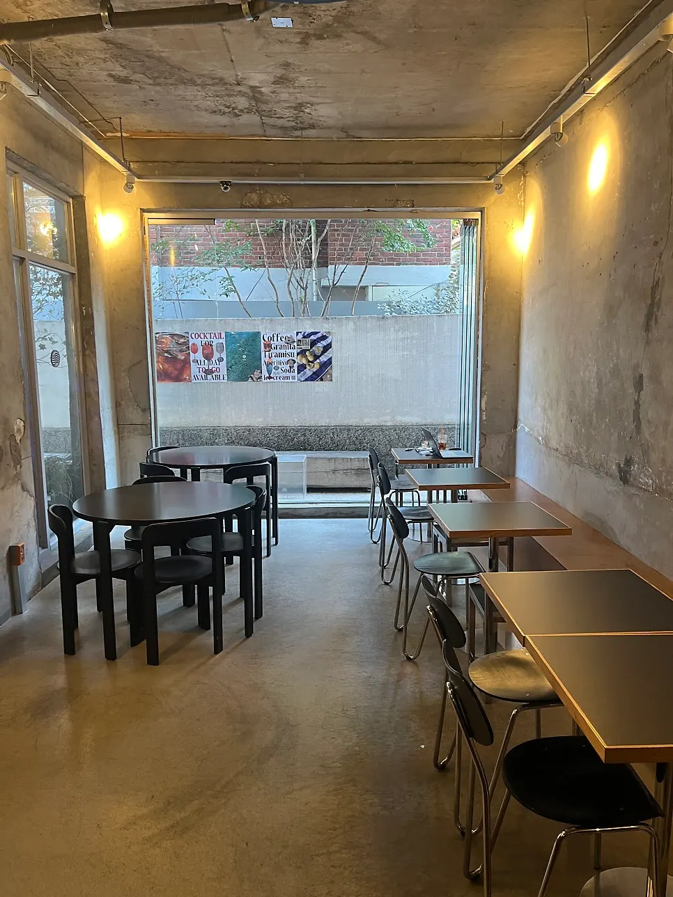 은은한 조명과 포스터가 걸린 벽면