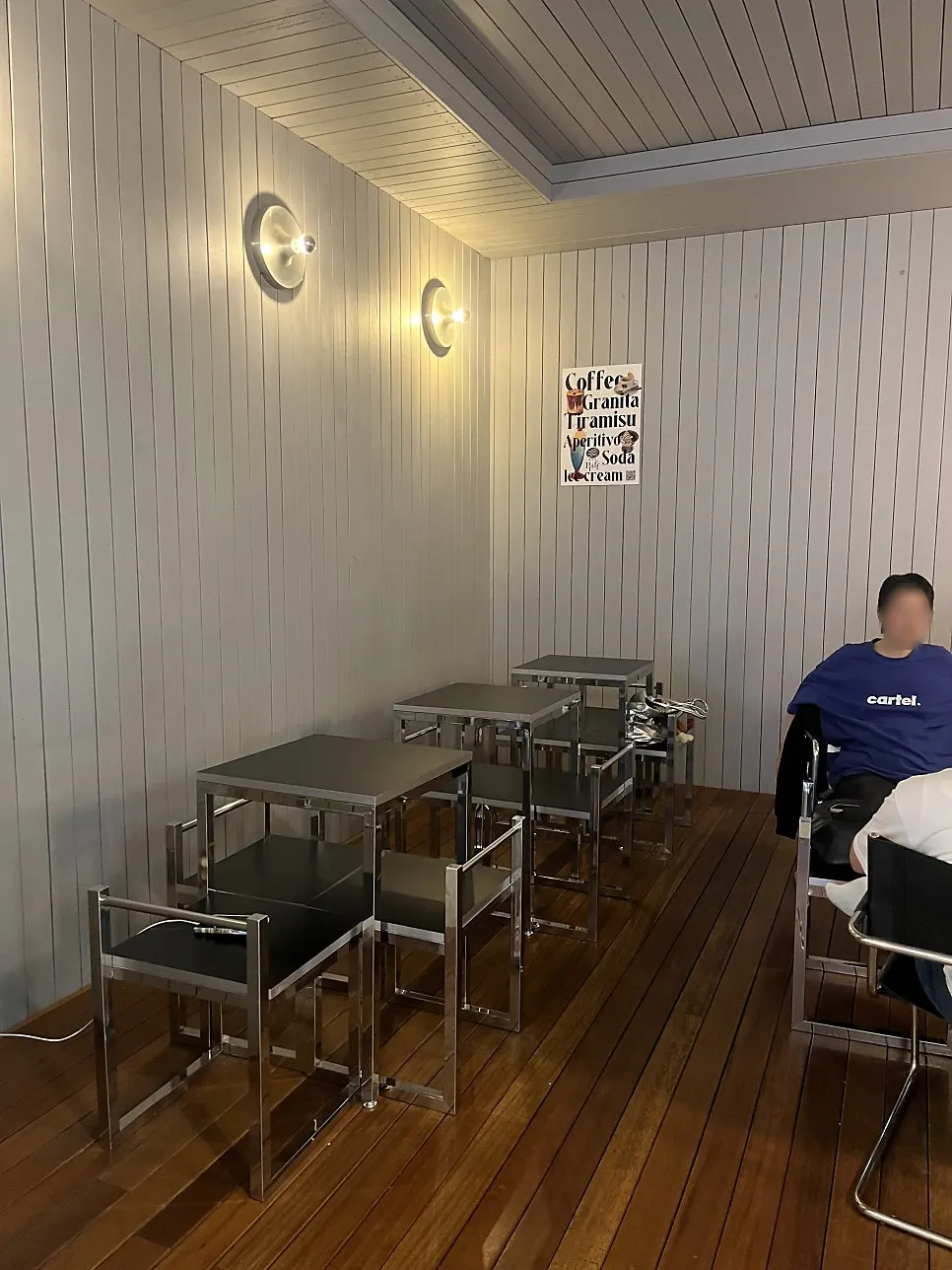 아늑한 실내 좌석 풍경