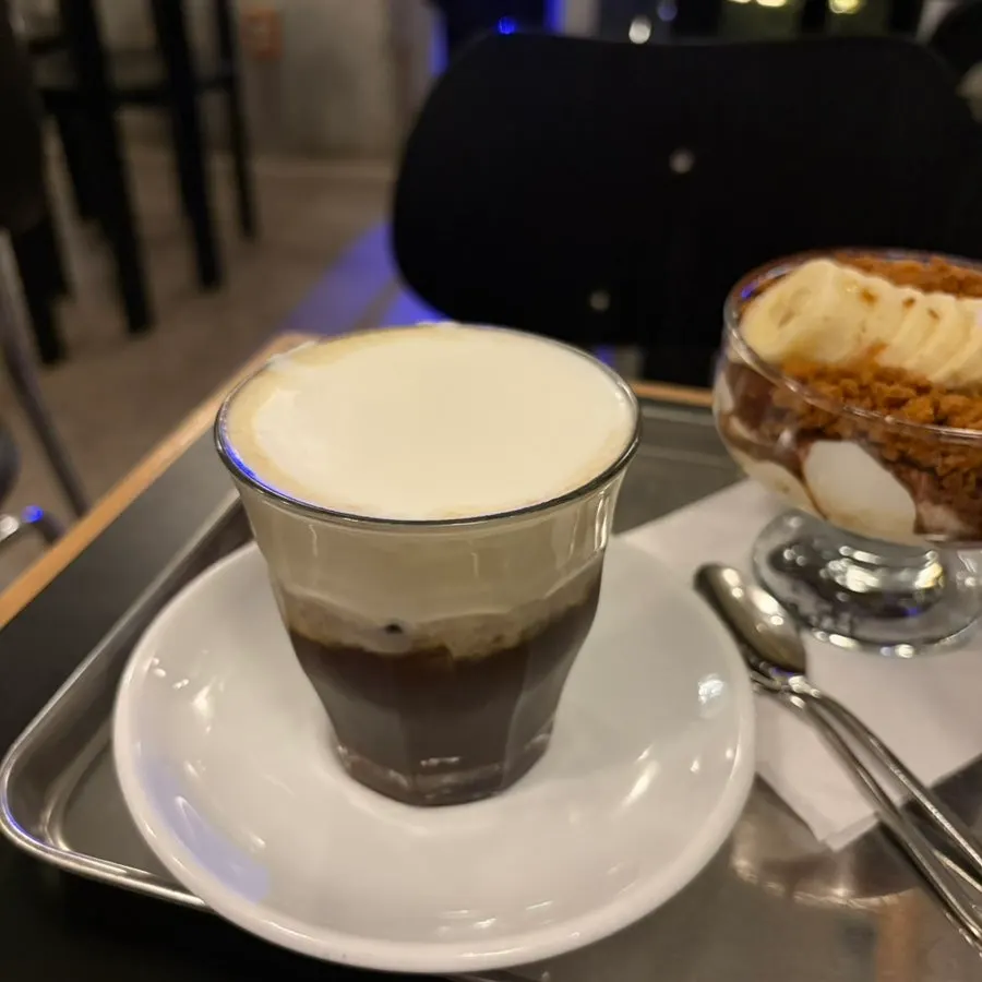 Two drinks and a dessert on the table