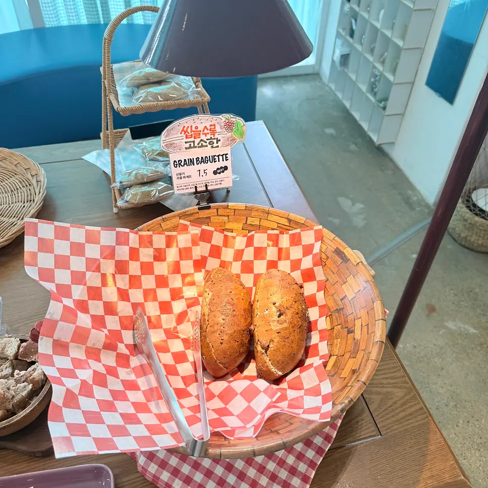 Egg tarts and dujjonkku desserts on display