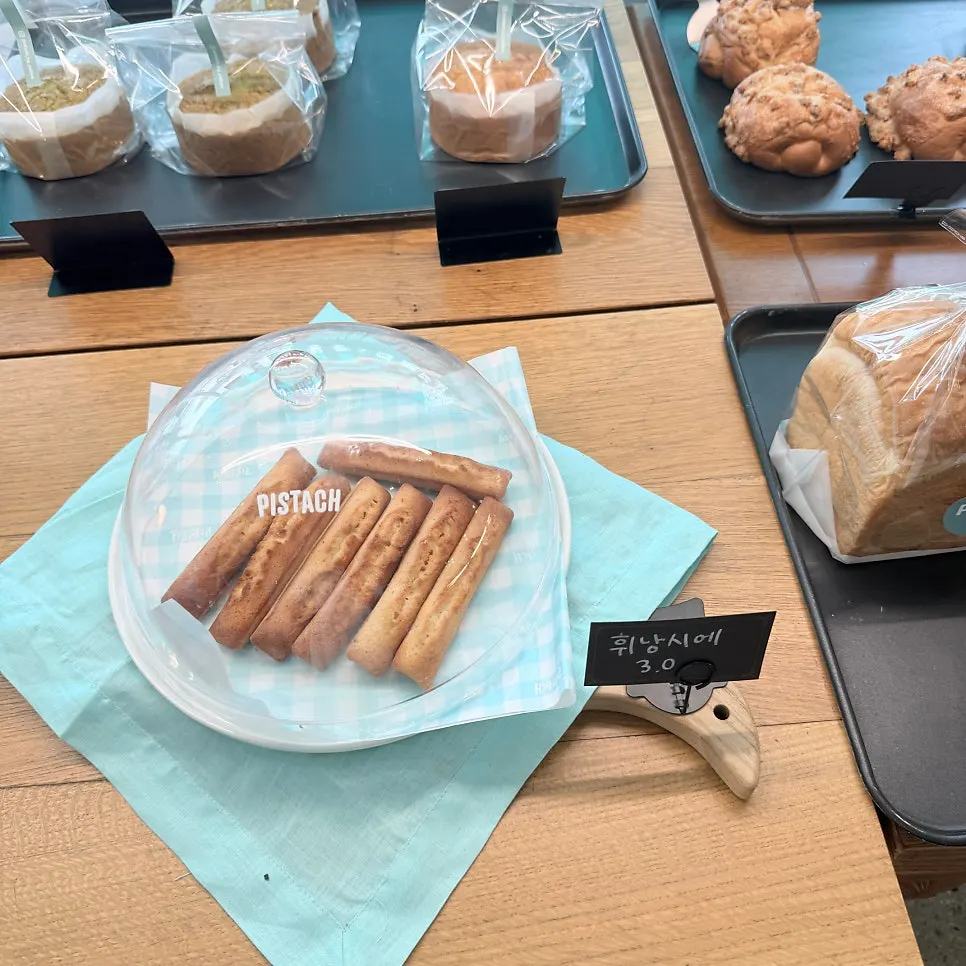 Plate with the 4 breads ordered