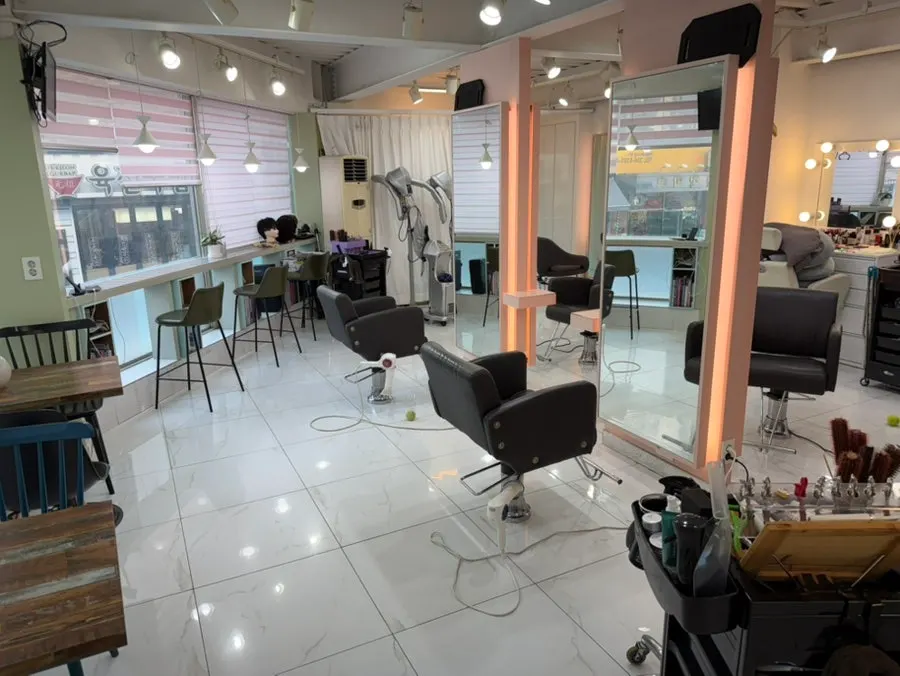 Parking space and entrance of Pieum Hair Hapjeong Main Branch