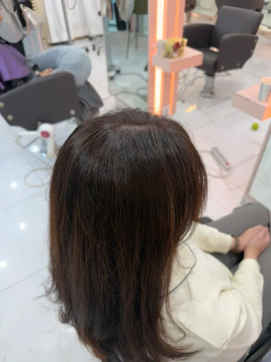 Result of the brown root touch-up finished with no color gap
