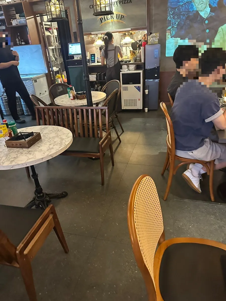 피자에미치다 건대점 야외 좌석 주변 풍경