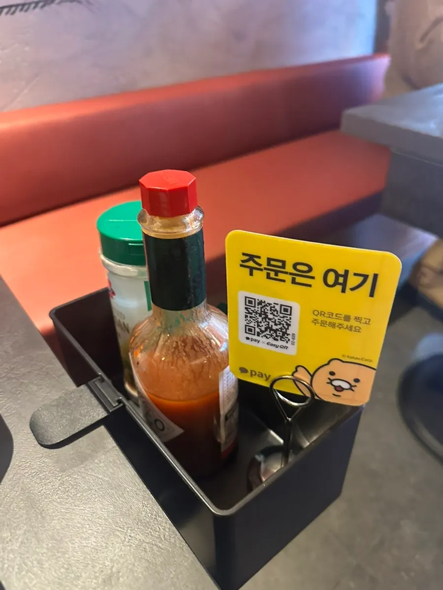 넓고 깔끔한 매장 내부 좌석