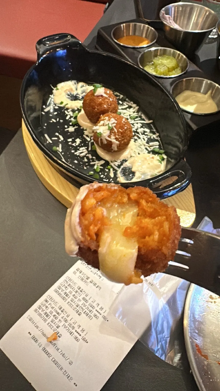 반으로 갈라 치즈와 양념밥이 보이는 아란치니