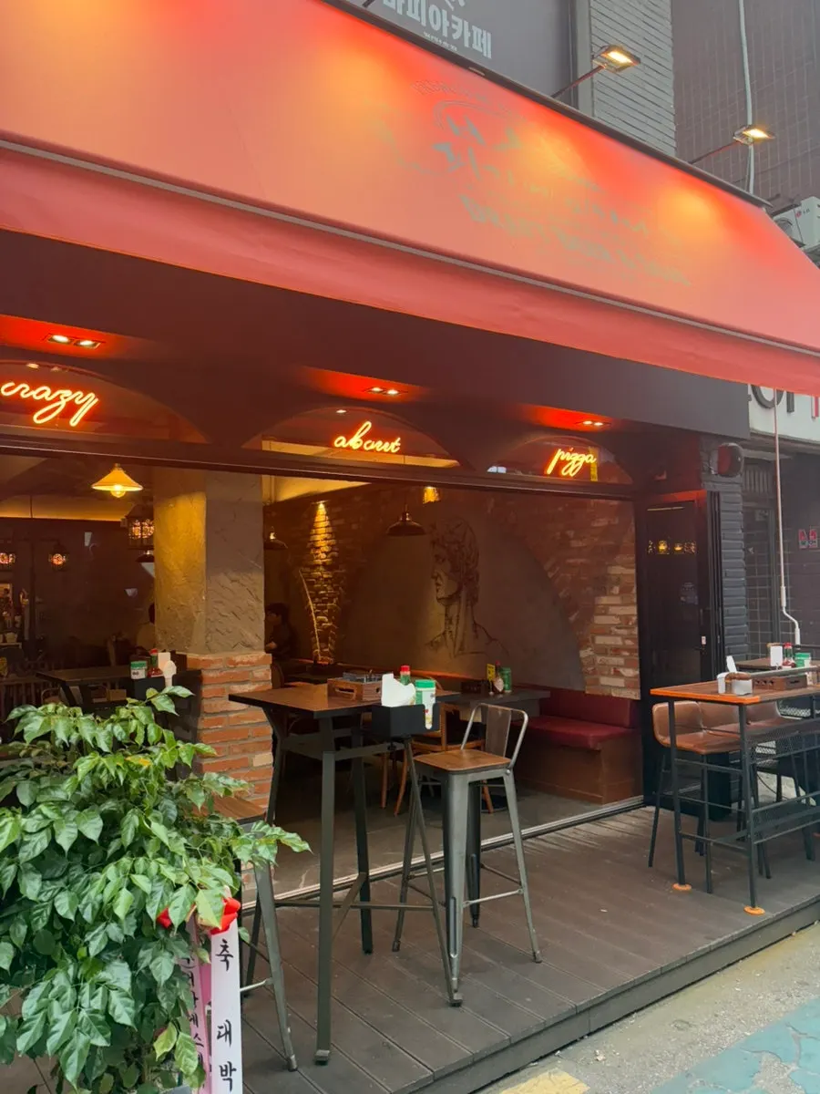 Front view of the storefront at Pizza E Michida Konkuk