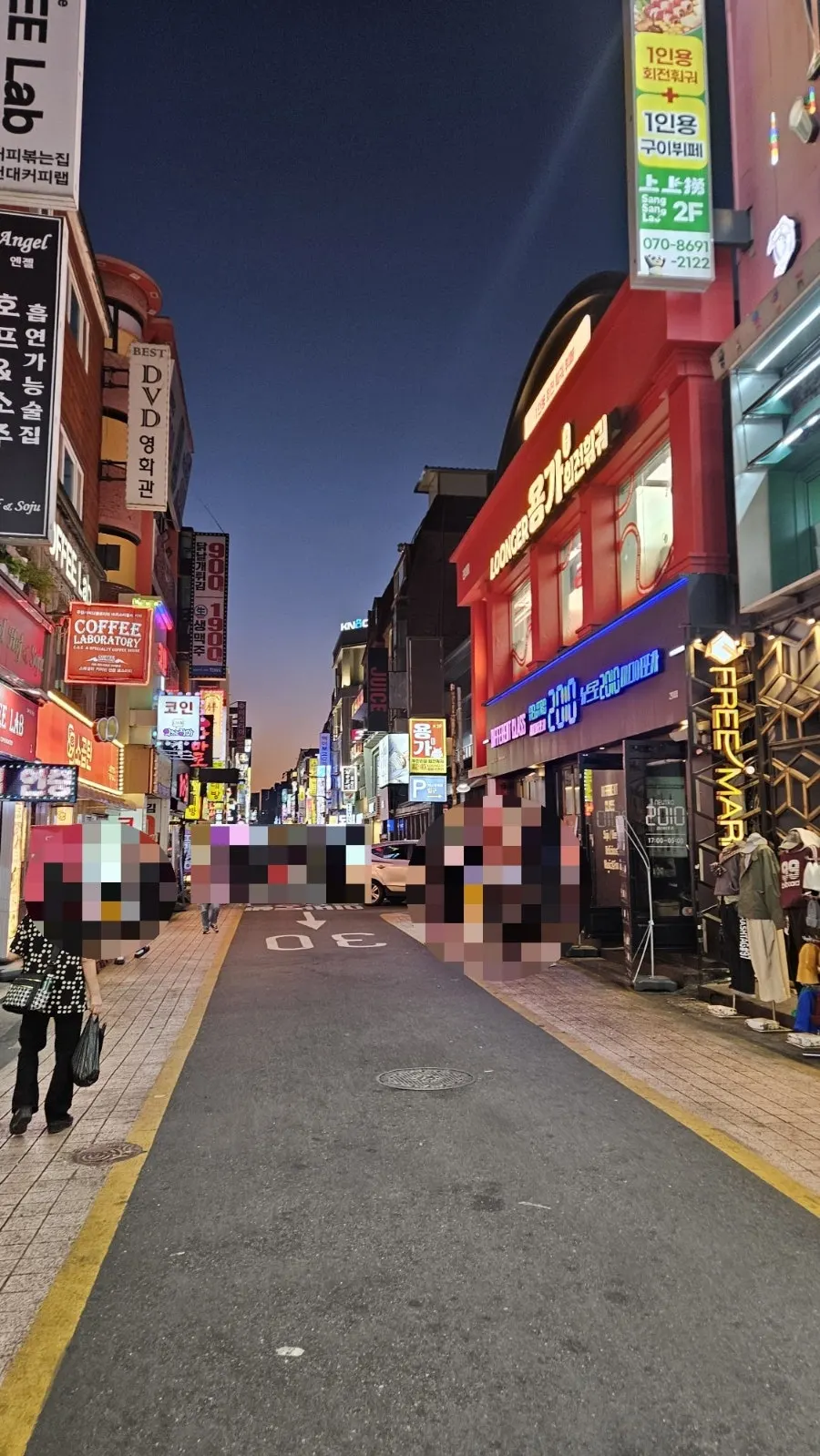 Walking through the Konkuk food alley toward Pizza E Michida Konkuk