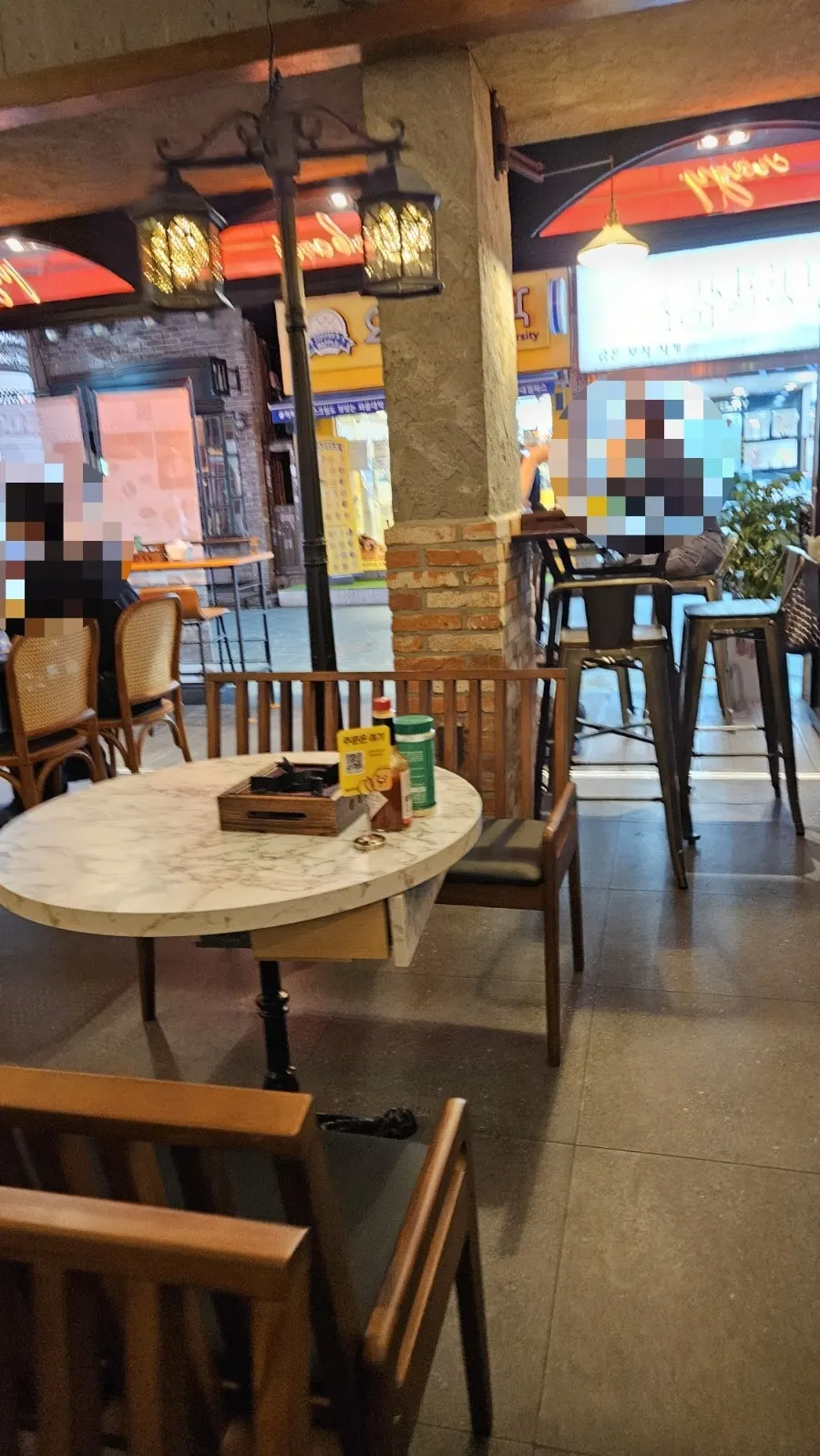 Interior of Pizza E Michida Konkuk filled with guests