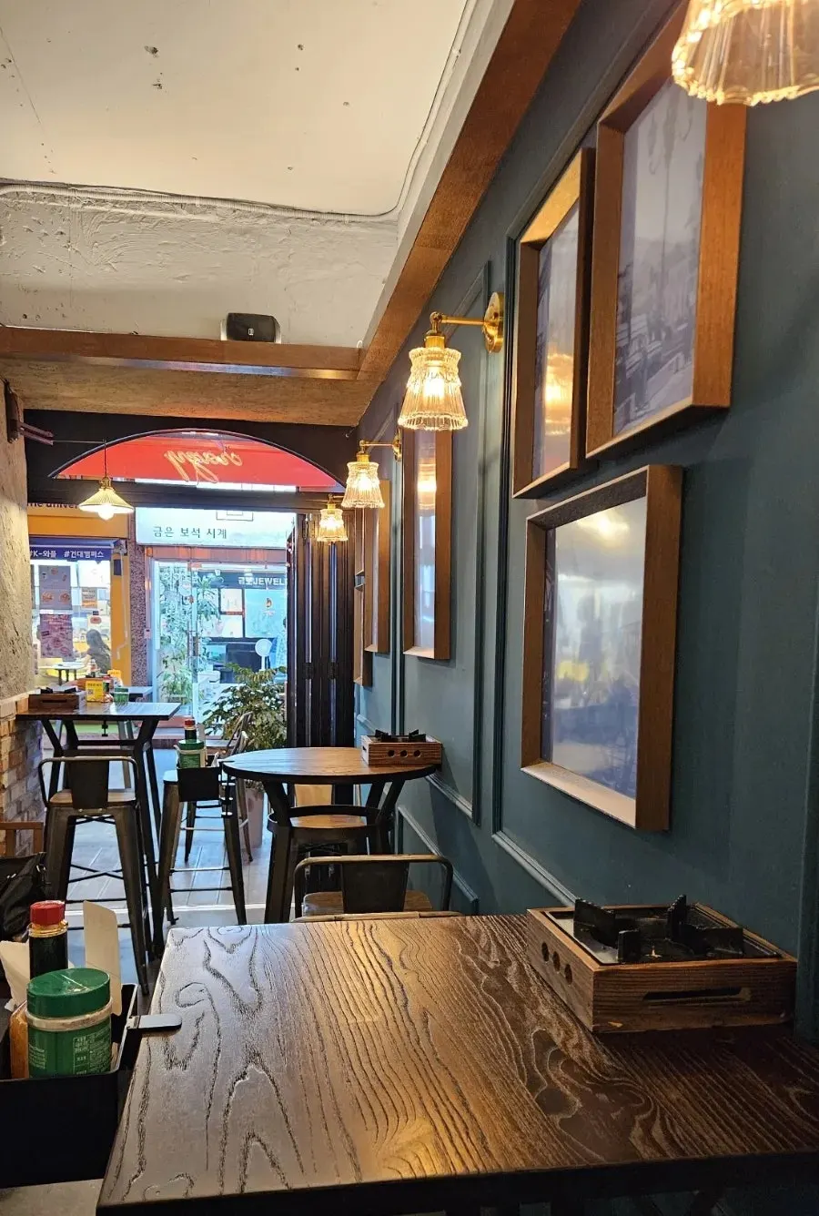 Tables for two and group seating in the restaurant
