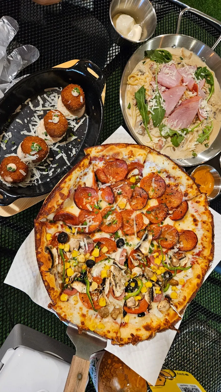 Half-and-half pizza, jambon mushroom pasta and zero-sugar cider